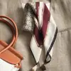 Lenço Quadrado Dupla Face Vermelho em Algodão e Linho Feito à Mão, Elegante Lenço Quadrado Pequeno para Mulheres, Versátil para Primavera e Outono, Lenço de Seda Fino para Proteção do Pescoço