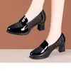 Zapatos de tacón alto de malla transpirable con diseño calado de cuero suave para mujer, Mocasines de tacón grueso con suela blanda, Zapatos sin cordones para mujer, Primavera y Verano 2026