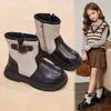 Novas cores da moda outono e inverno 2026, botinhas curtas estilo britânico com blocos de cor para crianças, botas de couro estilosas e versáteis para meninas