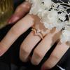 Anillo de circonita con microincrustaciones, diseño geométrico irregular en doble V, joyería transfronteriza europea y americana, anillo de mujer de alta calidad que combina con todo.