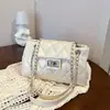 Moda Verano 2026 Color Sólido Cadena Personalidad Bolso Cuadrado Pequeño Alto Valor Elegante Bolso de Hombro para el Trabajo y el Viaje Tendencia