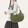 Otoño 2026 Bolso Nube Plisado Sencillo y Elegante Bolso Tote de Algodón Plumas de Gran Capacidad de Hombro Único y Cruzado a la Moda