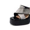 Estilo Novo Primavera e Verão Bico Quadrado Impermeável Plataforma, Versátil e Fashion, Super Cool Sandália Feminina Tiras Cruzadas Salto Quadrado Cravejado com Diamantes Moda