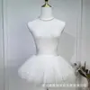 Lingerie para uma noite apaixonada, apresentando um design de coelhinha, um estilo puro e sedutor, um body xadrez sexy e um traje de empregada.