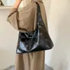 Bolso tote de diseño de nicho transfronterizo de moda para mujer, nuevo bolso de hombro o axila retro con anillo de remache 2026