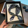 2025 Nuevo Pañuelo Cuadrado Pequeño Vintage para Mujer Bufanda Delgada de Verano Pañuelo para la Cabeza con Protección Solar Transpirable Decorativo Versátil Pañuelo Cuadrado Pequeño de Algodón