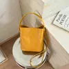 2026 Verano Nuevo Bolso de Mujer Gran Capacidad Color Sólido Bolso de Hombro Único Nicho Simple Textura Tejida Bolso Cubo Bajo el Brazo Mujer