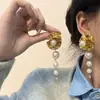 Pendientes de perla exagerados elegantes pendientes dorados diseño de nicho estilo retro de Hong Kong pendientes de época para mujer
