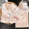 Pijama bordado de Dachshund a rayas verticales marrones y rosas para mujer, algodón nube, talla grande, con copas en el pecho, cuello de solapa, manga larga, conjunto de pantalón largo
