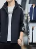 Nueva chaqueta cortavientos casual de alta gama para hombre, para primavera y otoño, con capucha y tres rayas, ajuste holgado