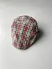 Gorra hacia adelante a cuadros rojos retro vintage para circunferencia de cabeza grande, estilo japonés para mujer, anti-desgaste, que muestra la cara, gorra pequeña de repartidor de periódicos pintor