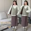 Conjunto de otoño para maternidad: Camiseta casual holgada de manga larga, chaleco de punto, falda a rayas, conjunto de tres piezas para embarazadas
