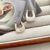 Brincos Vintage Cor Marrom Maillard para Mulheres, Novos Brincos Argola Populares 2026, Acessórios de Orelha Elegantes de Luxo Leve para Outono e Inverno