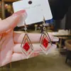 Nuevos Pendientes 2024 Femeninos Celebridad de Internet Coreanos Cristal Rojo Doble Capa Diamante Pendientes Geométricos Más Fáciles de Combinar Pendientes Rojos