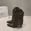 Botas western de salto alto com bico fino para mulheres, novo estilo de verão 2026, combinadas com saias, calças pantacourt com recortes em V, tachas e salto fino retrô