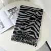 Lenço moderno com estampa de zebra, um lenço de alta qualidade em imitação de caxemira para outono e inverno, versátil e estiloso, atacado para mulheres