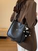 Bolso bandolera de diseño nicho de alta gama para mujer 2023 nuevo otoño sencillo bolso cubo bolso de hombro con colgante