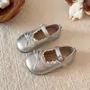Zapatos de princesa para niños, nueva colección primavera/otoño 2026, zapatos de cuero blanco, estilo Mary Jane, zapatos de suela blanda para niñas pequeñas, zapatos de un solo color