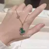 Collar de Calabaza Kirin Chapado en Oro de 18 Quilates con Ágata Roja para Mujer con Colgante de Nácar Blanco Incrustado de Diamantes Cadena para Clavícula de Lujo Accesible Regalo