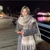 Coleção de Novos Cachecóis de Mohair Liso para Outono e Inverno, Cachecóis Atmosféricos Estilo Coreano, Cachecóis Tipo Xale Ampliados e Espessados Atacado