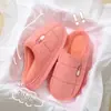 Chinelos de Algodão Tamanho Extra Grande para Homens no Outono e Inverno 2025 Novos para Casa Indoor Sapatos de Algodão Pelúcia com Solado Grosso para Mulheres