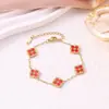 Conjunto de tres piezas de la suerte estilo europeo y americano: conjunto vintage de collar, aretes y pulsera de trébol de cuatro hojas en negro y dorado. Accesorios versátiles para el trayecto al trabajo al por mayor