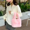 Bolsa de mão de pelúcia nova outono/inverno 2026, macia e quente, design simples, adequada para ir ao trabalho e fazer compras, bolsa de pulso