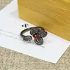 Anillo Abierto de Lujo de Gama Alta Estilizado Oscuro Accesible Flor Roja Rosa Morada Destello de Diamante Diseño de Nicho Estilo Socialité Femenino