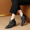 Botas femininas estilosas em estilo britânico, nova coleção outono/inverno 2026: botas de tornozelo, salto médio, salto grosso, versátil, forradas de fleece, botas de algodão quentes para mulheres