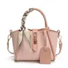 Bolso de cubo de estilo coreano de nicho al por mayor para mujer, nuevo bolso de hombro de bufanda de seda tejida para el verano de 2026, bolso cruzado para madre e hija