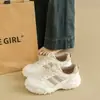 Tênis esportivos femininos de outono, sapatos casuais leves, novos sapatos de viagem de malha à prova d'água e antiderrapantes 2026, trilha ao ar livre maré vermelha