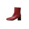 Botines nuevos para mujer de estilo corto, hechos de piel de vaca de capa superior con acabado envejecido, caracterizados por una punta redonda, cremallera lateral y tacón medio grueso.
