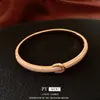 Pulseira de Fivela Redonda Banhada a Ouro Real 18K Estilo Comutador Simples High-End Pulseira de Mão Versátil da Moda Nicho