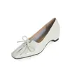 Mocasines retro estilo francés de piel de oveja con pliegues y cordones, colección otoño 2026, con tacón de cuña oculto, punta cuadrada y diseño de media caña de piel genuina para mujer