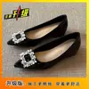 Zapatos Mary Jane de moda que aumentan la altura con hebilla cuadrada de pedrería, versátiles, nuevo estilo primavera/otoño 2026, zapatos de tacón bajo de punta fina para mujeres menudas