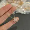 Collar de Joyería de Trébol de Cuatro Hojas de Ágata Roja Versión de Alta Gama V-Gold Chapado en Oro de 18K Cadena Exquisita para Clavícula para Mujeres, Estilo de Nicho de Lujo Ligero
