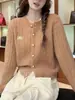 Cardigan de punto para mujer, otoño nuevo, suave y acogedor, diseño retorcido puramente deseable que reduce la edad, con pequeños botones dorados