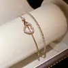 Pulseira Dupla Camada Borboleta Coração Geométrica de Zircônia Simples Europeia e Americana, Pulseira Fashion e Requintada, Joia de Luxo Leve e de Alta Qualidade para Mulheres