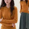 Suéter de tricô com capuz na cor laranja estilo coreano para mulheres, projetado para usar em camadas no outono e inverno, com corte justo e efeito emagrecedor.