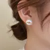 Pendientes de perlas con diseño de letra para uso diario de nicho, pendientes elegantes de lujo ligero de alta calidad, versátiles, pendientes de celebridad de internet, pendientes