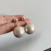 Brincos de Tarraxa com Pérola de Água Doce Banhados a Ouro Real, Brincos Florais com Estilo Francês de Alto Padrão, Luxo Leve, Cravejados com Diamantes, Novo Modelo 2025, Zircônia