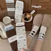 Calcetines de estilo universitario color caramelo marrón con bloques de color y estampado de rombos estilo coreano, nueva colección de otoño, calcetines hasta la pantorrilla con estampado floral, calcetines de algodón holgados