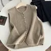 Foto real de um colete de tricô de alta qualidade para mulheres, apresentando um design minimalista, chique e estilo francês, perfeito para usar sobre um blazer ou como peça de outer wear.