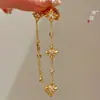 Pulseira de flor cruz de diamante banhada a ouro no mesmo estilo da Loja de Ouro Puzo para mulheres, com um design de luxo leve, estilo old money, joia versátil para o dia a dia