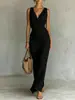 Vestido de cetim sem mangas com decote canoa e cinto para marcar a cintura, apresentando um design plissado com fenda e uma silhueta longa para um look elegante e sofisticado