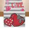 Decoración de Escritorio Sala de Estar Mesa de Café Bandera de Mesa Elementos de Corazón y Letra Atmósfera del Día de San Valentín Hotel Boda Mantel de Alta Gama