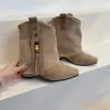 Temporada do Primeiro Encontro: Botas femininas pontudas casuais de outono/inverno com franja removível que aumentam a altura, sapatos femininos versáteis, sola macia, 2026