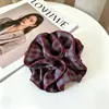 Goma de pelo scrunchie vintage versátil extragrande para adultos, elegante scrunchie floral para coleta