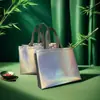 Nueva bolsa no tejida personalizada bolsa de mano no tejida recubierta de película de alto nivel bolsa de embalaje de compras para tienda de ropa de mujer hecha a medida