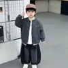Conjunto de Roupa de Outono para Meninos 2026 Nova Moda Tendência Infantil Estilo College Jaqueta Suéter Elegante Pequeno Cavalheiro Roupas de Outono